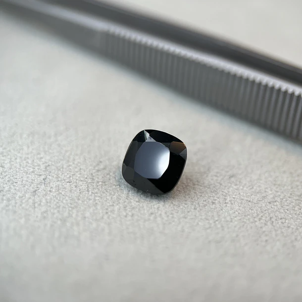 Espinela negra-3.67ct-8x8mm 1