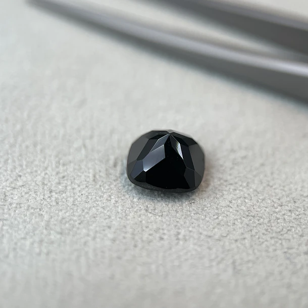 Espinela negra-3.67ct-8x8mm 2