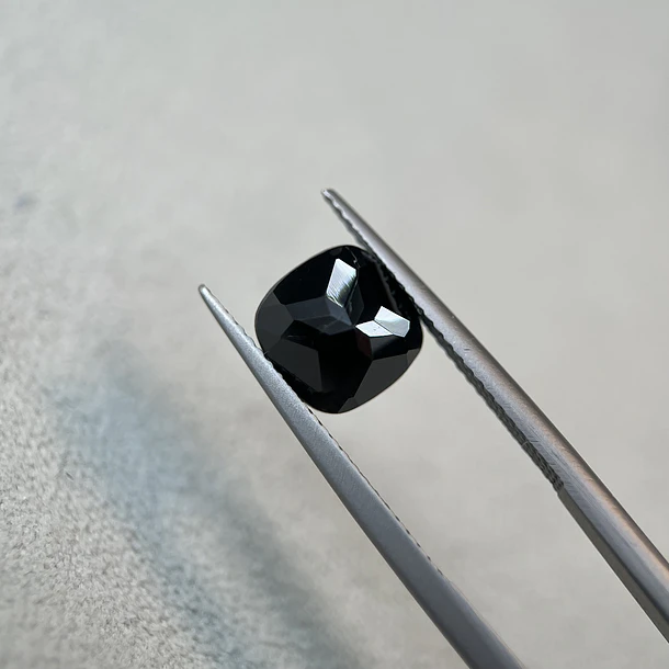 Espinela negra-3.67ct-8x8mm 3