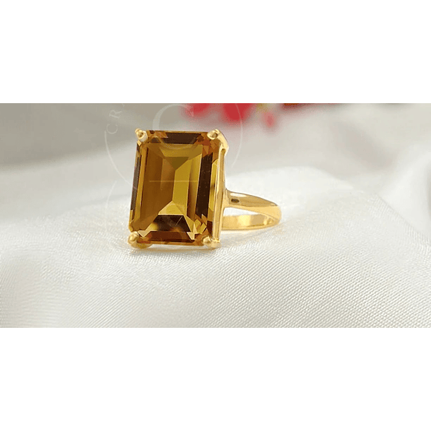 Anillo en oro amarillo de 10k con cítrino mandarina en talla 7.
