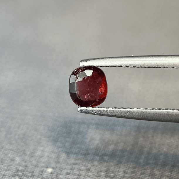 Rubí sangre de pichón-0.58ct-5.1x4.7x2.2mm 2