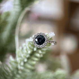 Anillo en oro blanco de 14k con zafiro redondo y diamantes naturales 