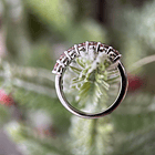 Anillo media churumbella en oro blanco de 14k con moissanitas rosas  3