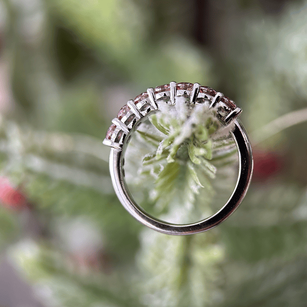 Anillo media churumbella en oro blanco de 14k con moissanitas rosas  3