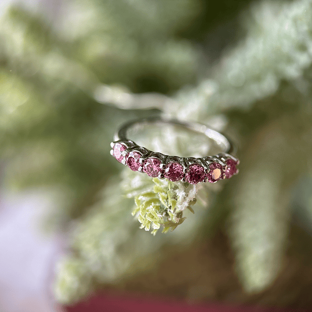 Anillo media churumbella en oro blanco de 14k con moissanitas rosas  4