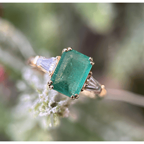Anillo con Esmeralda octágono y diamantes de laboratorio 