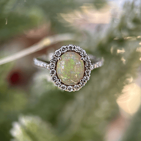 Anillo con Opaló cabujon y diamantes naturales en oro blanco de 14k 