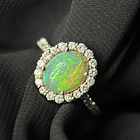 Anillo con ópalo cabujón y diamantes naturales en oro blanco de 14k  2