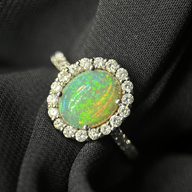 Anillo con ópalo cabujón y diamantes naturales en oro blanco de 14k 