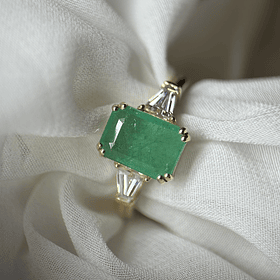 Anillo con Esmeralda octágono y diamantes de laboratorio 