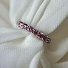 Anillo media churumbella en oro blanco de 14k con moissanitas rosas  2