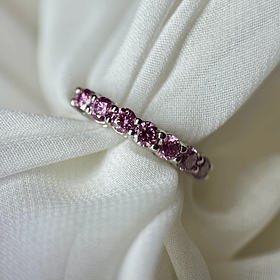 Anillo media churumbella en oro blanco de 14k con moissanitas rosas 