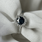 Anillo en oro blanco de 14k con zafiro redondo y diamantes naturales  2