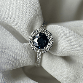 Anillo en oro blanco de 14k con zafiro redondo y diamantes naturales 