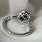 Anillo en oro blanco de 14k con zafiro redondo y diamantes naturales  4