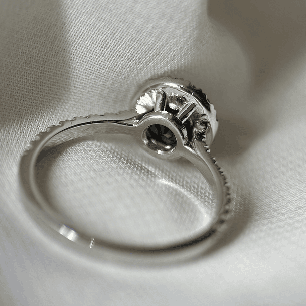 Anillo en oro blanco de 14k con zafiro redondo y diamantes naturales  4