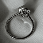 Anillo en oro blanco de 14k con zafiro redondo y diamantes naturales  5