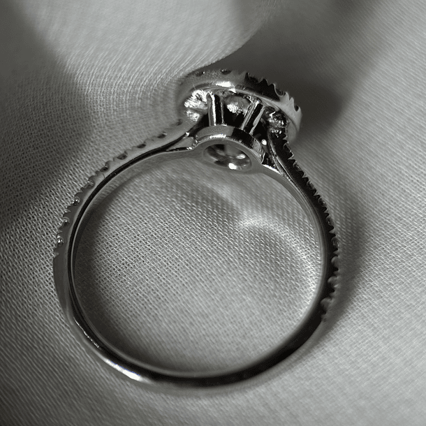 Anillo en oro blanco de 14k con zafiro redondo y diamantes naturales  5