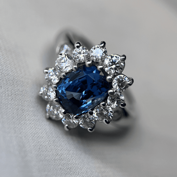 Anillo estilo Lady di con esmeralda oval de 6x4mm y halo de Moissanitas de 1.5mm, talla 6.5.