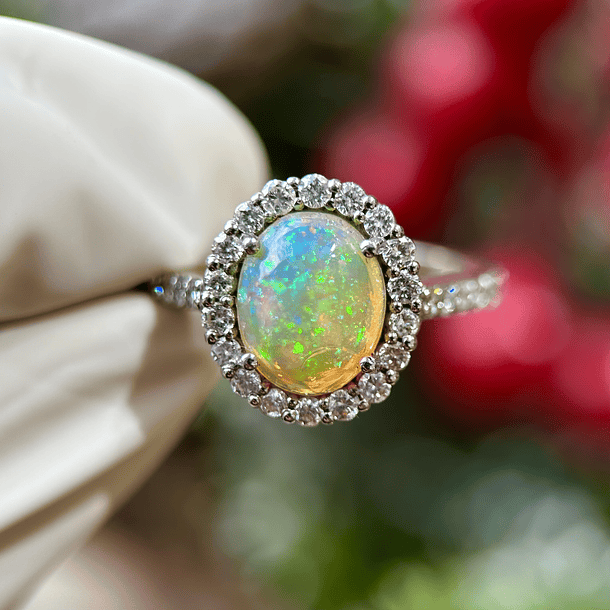 Anillo con ópalo cabujón y diamantes naturales en oro blanco de 14k  1