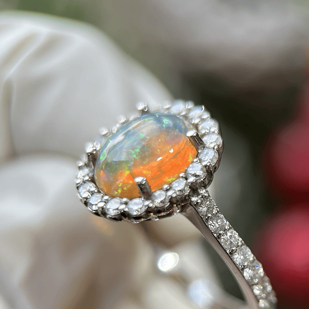 Anillo con ópalo cabujón y diamantes naturales en oro blanco de 14k  5
