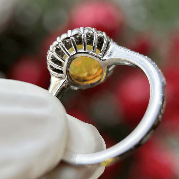 Anillo con ópalo cabujón y diamantes naturales en oro blanco de 14k  6