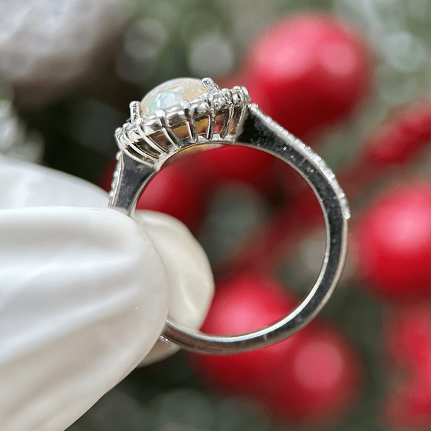 Anillo con ópalo cabujón y diamantes naturales en oro blanco de 14k  7