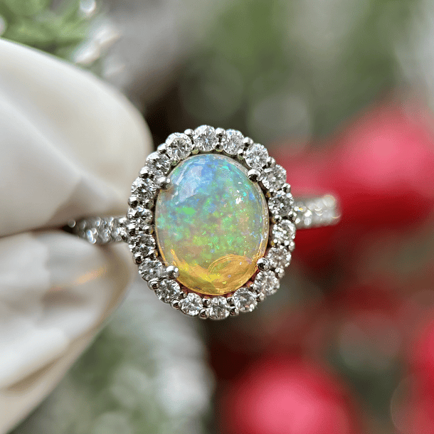 Anillo con ópalo cabujón y diamantes naturales en oro blanco de 14k  8