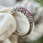 Anillo media churumbella en oro blanco de 14k con moissanitas rosas  5