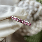 Anillo media churumbella en oro blanco de 14k con moissanitas rosas  1