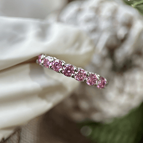 Anillo media churumbella en oro blanco de 14k con moissanitas rosas 