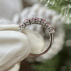 Anillo media churumbella en oro blanco de 14k con moissanitas rosas  7