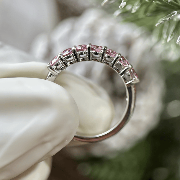 Anillo media churumbella en oro blanco de 14k con moissanitas rosas  7