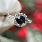 Anillo en oro blanco de 14k con zafiro redondo y diamantes naturales  6