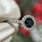 Anillo en oro blanco de 14k con zafiro redondo y diamantes naturales  7