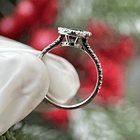 Anillo en oro blanco de 14k con zafiro redondo y diamantes naturales  8