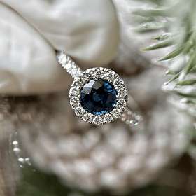 Anillo en oro blanco de 14k con zafiro redondo y diamantes naturales 