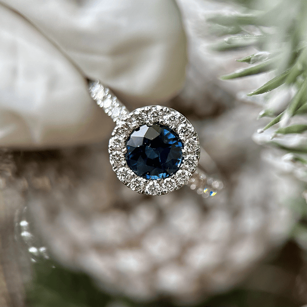 Anillo en oro blanco de 14k con zafiro redondo y diamantes naturales  1