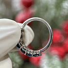 Anillo en oro blanco de 14k con zafiro redondo y diamantes naturales  9