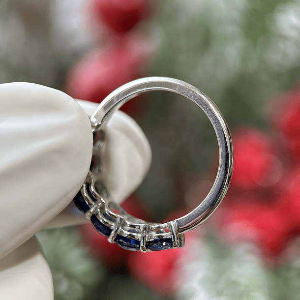 Anillo en oro blanco de 14k con zafiro redondo y diamantes naturales  9