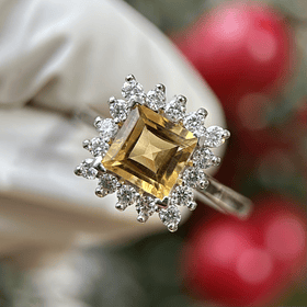 Anillo en oro blanco de 14k con citrino y moissanitas 