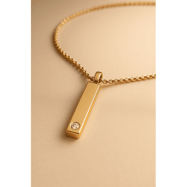 Dije con cadena en plata ley 925 con baño de oro ros. Con diamante incrustado.