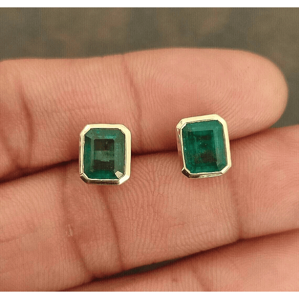 Aretes en oro amarillo de 14k con esmeraldas corte esmeralda de 9.5x6.8mm poste y mariposa.