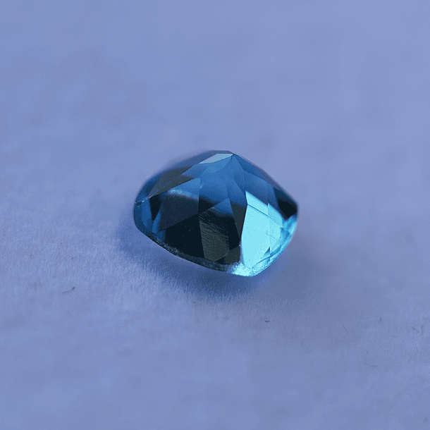 Topacio suizo-2.85ct-7.9x7.8x5.3mm 2