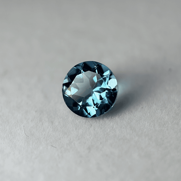 Topacio suizo-2.70ct-8x5.1mm 4