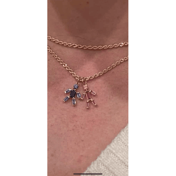 Collar en oro amarillo de 14k con dije de niño con topacios London blue y dije de 5 estrellas. Cadena 45cm.