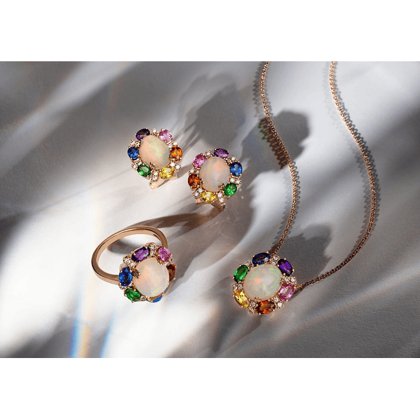 Set de aretes y anillo en plata ley 925 con baño de oro y ópalos cabujon oval y halo brillante de colores. Anillo talla 7