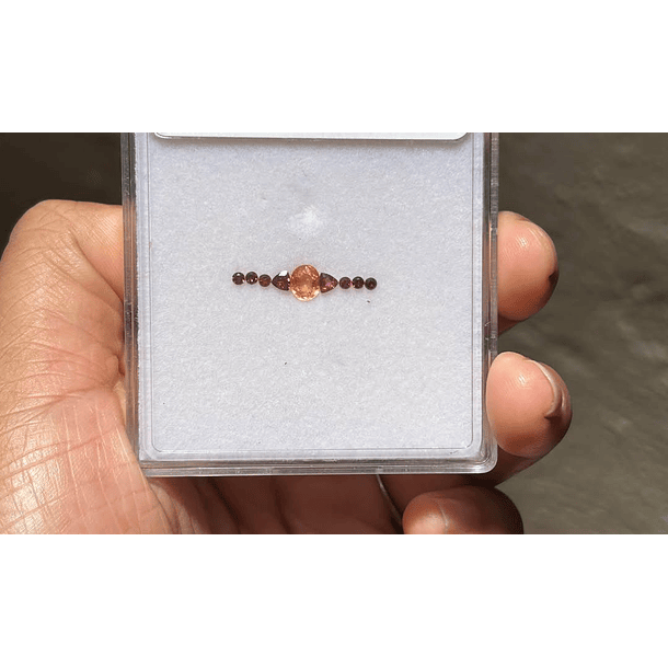 Anillo en plata ley con - Granate espesartina corte oval de 5.5x4.7x2.4mm - ⁠2 granate rodolita corte trillón de 3mm  - ⁠6 granate rodolita corte redondo de 2mm talla 5 1/2