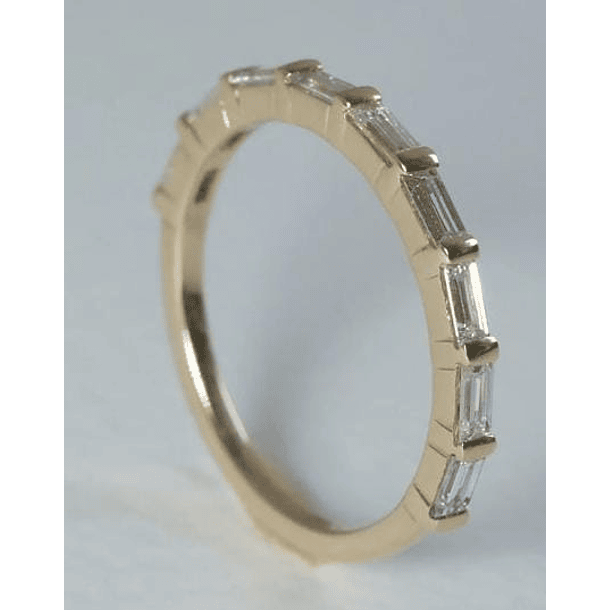 Anillo de media churumbela en oro amarillo de 14k con zafiros corte octágono de 4x3mm. Talla 5.5