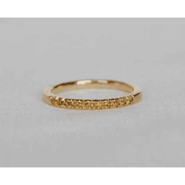 Anillo de media churumbela en oro amarillo de 10k con 10 citrinos corte redondo de 2.2mm. Talla 6